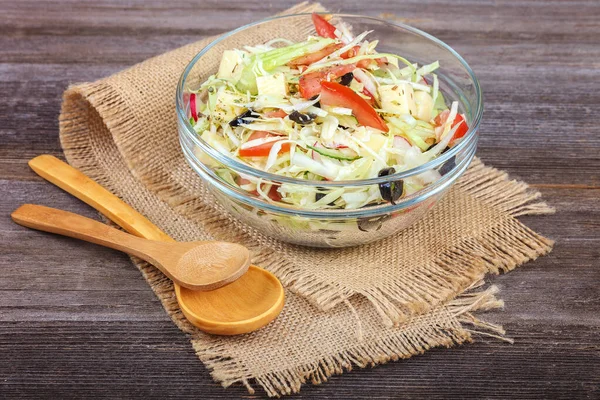 Friss zöldség és zöldség saláta ételekben — Stock Fotó