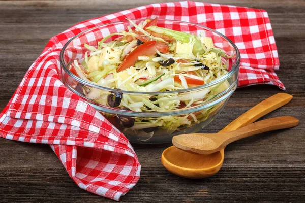 Friss zöldség és zöldség saláta ételekben — Stock Fotó