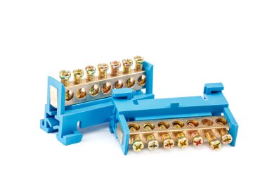 Beyaz arka plan üzerinde izole elektrik klemensler