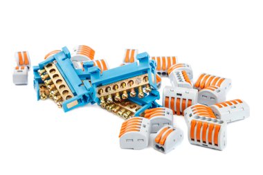 Beyaz arka plan üzerinde izole elektrik klemensler