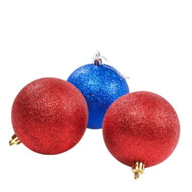 Beyaz bir arka plan üzerinde izole Noel ağacı topları