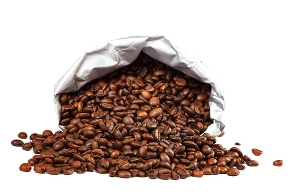 Kärnor av rostat kaffe på vit bakgrund. — Stockfoto