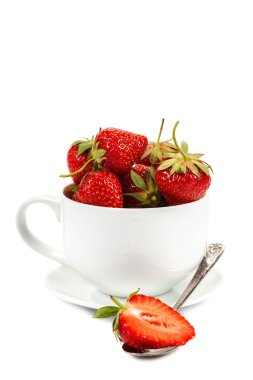 Beyaz arka planda izole edilmiş bir kasede taze çilekler..