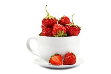 Beyaz arka planda izole edilmiş bir kasede taze çilekler..