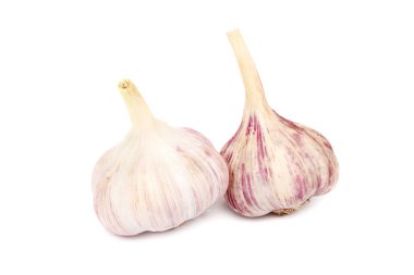 Beyaz arkaplanda taze sarımsak var..