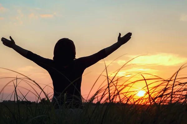 Gün batımında genç ve güzel bir kız ellerini gökyüzüne kaldırdı..