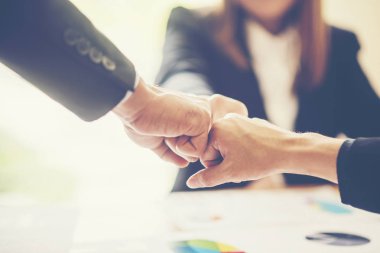 office, başarı, ilgili, tebrik ve ortak kavram bir toplantı sırasında el sıkışan iş adamı.