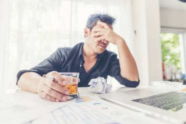 alkol bağımlılığı - sarhoş işadamı bir bardak viski holding