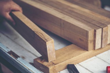 Arka plan görüntüsü ahşap Atölyesi: marangozlar çalışma tablosu farklı araçları ve Ağaç kesme standı, vintage filtre görüntü