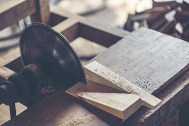 Arka plan görüntüsü ahşap Atölyesi: marangozlar çalışma tablosu farklı araçları ve Ağaç kesme standı, vintage filtre görüntü