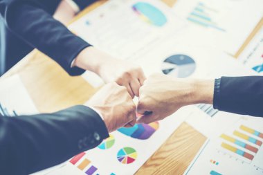 İş adamları el sıkışıyor, toplantıyı bitiriyor.