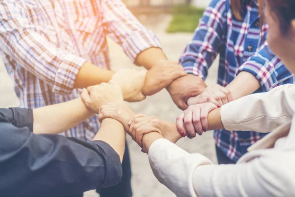 Gruppo Uomini Affari Incrociato Braccia Vincere Una Pila Mani Concetto — Foto Stock