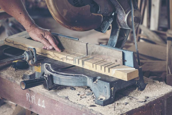 木工车间背景图片 木工工作台用不同的工具和木材切割架 老式过滤图像 — 图库照片