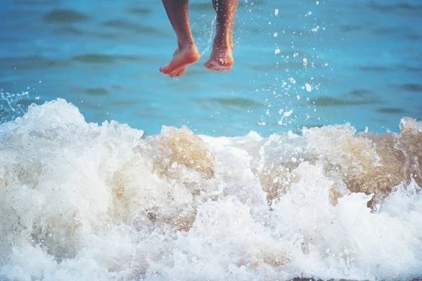 Мальчик Отпуске Веселится Прыгая Через Волны Карибском Пляже — стоковое фото