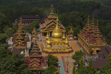 tepe üzerinde büyük Birmanya Tapınağı