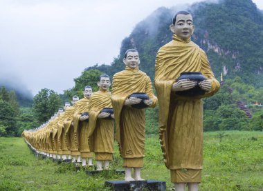 Birmanya Buda heykelleri açık havada 