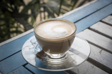 Ahşap masada bir fincan kahve. 