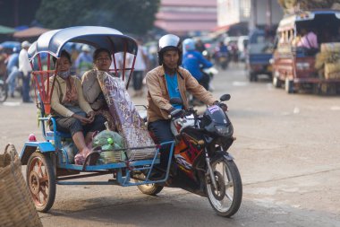Luang Prabang, Laos - 12 Aralık 1015: Luang Prabang sabah piyasaya 12 Aralık 1015 luang prabang Laos içinde. Sabah Market alışveriş sitesi turistler için popüler bir hatıra mı.