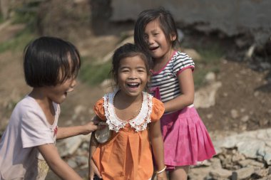 Mandalay, Myanmar - Eylül 2015 - yaklaşık bir burmar genç arkadaşları ile eğlenmek çocuklar ..