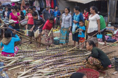 Luang Prabang, Laos - 12 Aralık 1015: Luang Prabang sabah piyasaya 12 Aralık 1015 luang prabang Laos içinde. Sabah Market alışveriş sitesi turistler için popüler bir hatıra mı.