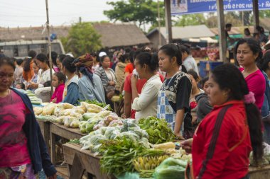 Luang Prabang, Laos - 12 Aralık 1015: Luang Prabang sabah piyasaya 12 Aralık 1015 luang prabang Laos içinde. Sabah Market alışveriş sitesi turistler için popüler bir hatıra mı.