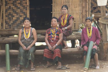 Laos, Bolaven 12 Şubat 2014: Tanımlanamayan Alak kabile erkeklerde Köyü Yaylası Bolaven, Laos 12 Haziran 2015 tarihinde yakınlarında