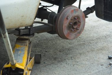 bir araba ile kaldırılan tekerlek frenleri