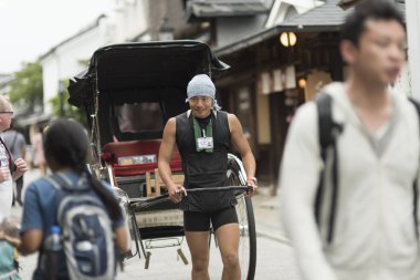 Kyoto, Japonya - 27 Mart: tanımlanamayan turist Arashiyama ziyaret ve çekçek üzerinde 27 Mart 2015 Toketsukyo köprü ve Kyoto, Japonya için bambu grove yakınındaki gezi için al