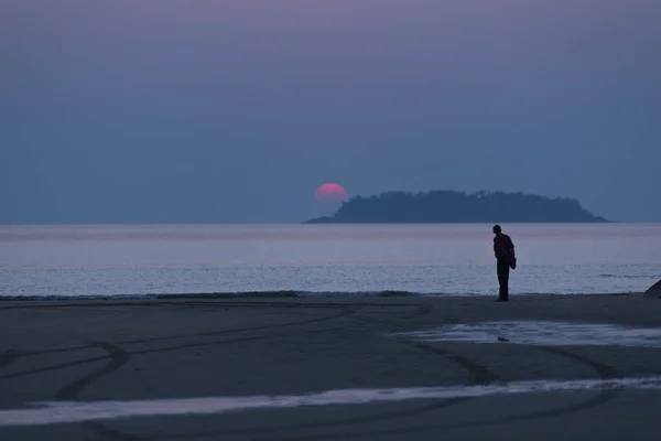 Uomo Solitario Vicino Mare Tramonto — Foto Stock