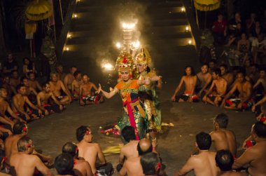 Bali, Endonezya - 15 Haziran: Geleneksel balinese sunumunu kadınlar Kecak ateş dans 15 Haziran 2015 Bali üzerinde. Kecak (olarak da bilinen Ramayana maymun Chant) çok popüler kültür Bali göstermeleridir.