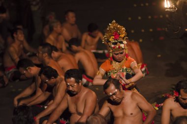 Bali, Endonezya - 14 Haziran: Geleneksel balinese sunumunu kadınlar Kecak ateş dans 14 Haziran 2015 Bali üzerinde. Kecak (olarak da bilinen Ramayana maymun Chant) çok popüler kültür Bali göstermeleridir.