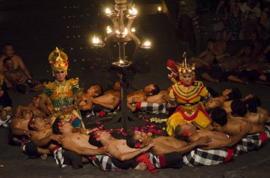 Bali, Endonezya - 15 Haziran: Geleneksel balinese sunumunu kadınlar Kecak ateş dans 15 Haziran 2015 Bali üzerinde. Kecak (olarak da bilinen Ramayana maymun Chant) çok popüler kültür Bali göstermeleridir.