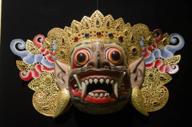 siyah zemin geleneksel balinese maskesi.