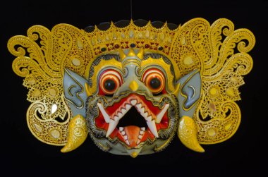 siyah zemin geleneksel balinese maskesi.