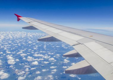 Bulutların üzerinde uçan bir uçağın kanadı