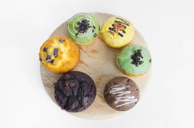 kümesi üzerinde beyaz izole kek kek