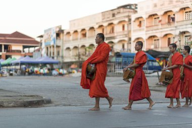 Luang Prabang, Laos - yaklaşık Aralık 2015: geleneksel gıda Budist rahipler Luang Prabang, Laos sokaklarda dağıtma töreni sadaka