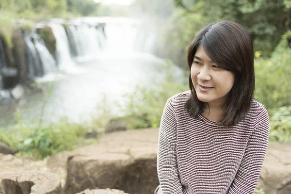 Asiatische Frauen Lächeln Über Wasserfall Laos — Stockfoto