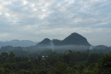 yüksek dağlar ve bulutlar