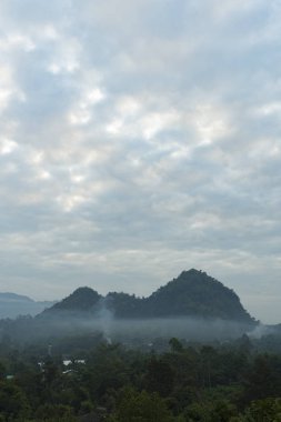 yüksek dağlar ve bulutlar