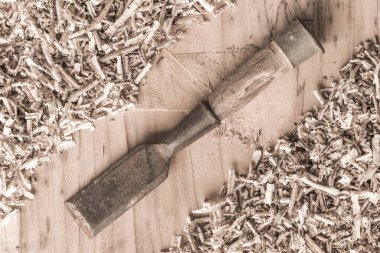 Talaş ile ahşap masa üstünde alet marangoz. Çalışma alanı'na yukarıdan marangoz