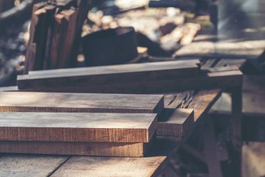 Arka plan görüntüsü ahşap Atölyesi: marangozlar çalışma tablosu farklı araçları ve Ağaç kesme standı, vintage filtre görüntü