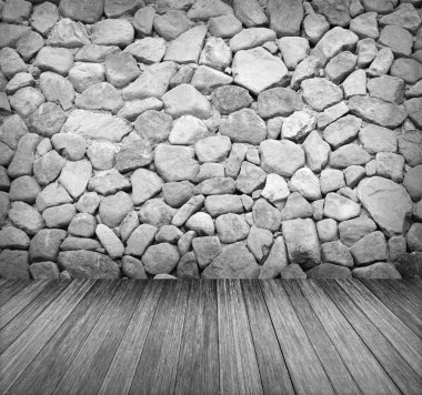 Odanın içinde ahşap dokulu arka planlar.