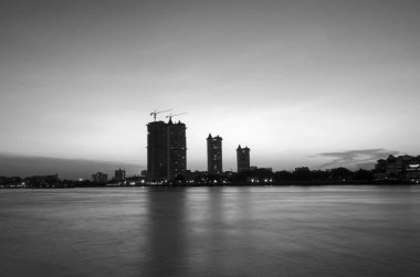 günbatımı Köprüsü ve şehir Nehri üzerinde