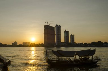 Güneş batarken gün batımına karşı inşaat projesi silueti