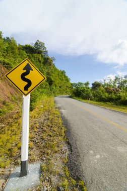 Paved yolu, doğal bölgelerdeki S şekli..