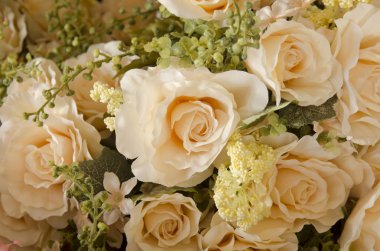 Gül çalılı düğün buketi, arka planda Ranunculus asiaticus