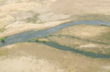 Dere taşların üzerinden akıyor.