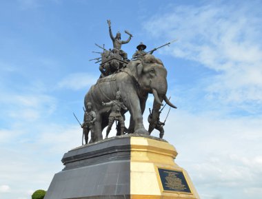 Mavi gökyüzünde anıt Kral Naresuan: Suphanburi İl Tayland, fil heykeli