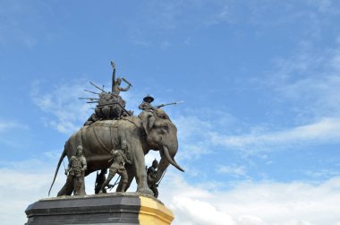 Mavi gökyüzünde anıt Kral Naresuan: Suphanburi İl Tayland, fil heykeli